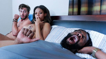 Негритянка занялась страстным сексом с соседом при спящем бойфренде