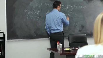 Преподаватель в кабинете наказал сексапильную студентку