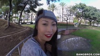 Азиатскую красавицу в безлюдном парке поимел распутный парень