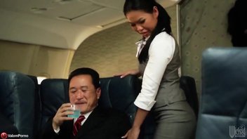 Стюардессы с восточными нотками развлекаются с пассажирами в самолёте