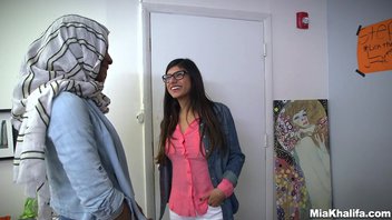 Брюнетка с большими сиськами в очках учит мусульманскую подругу делать минет