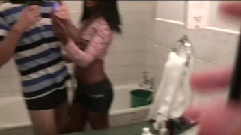Зрелую африканскую проститутку ебет в туалете турист