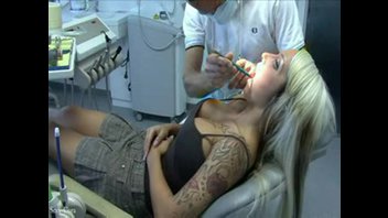 Стоматолог накачал наркозом грудастую блондинку и трахнул!