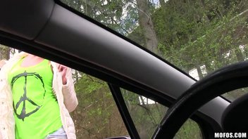 Русскую девушку ебут в машине и кончают на сральник