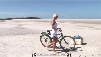 На пляже блондинистая бестия каталась тремя дырками на члене